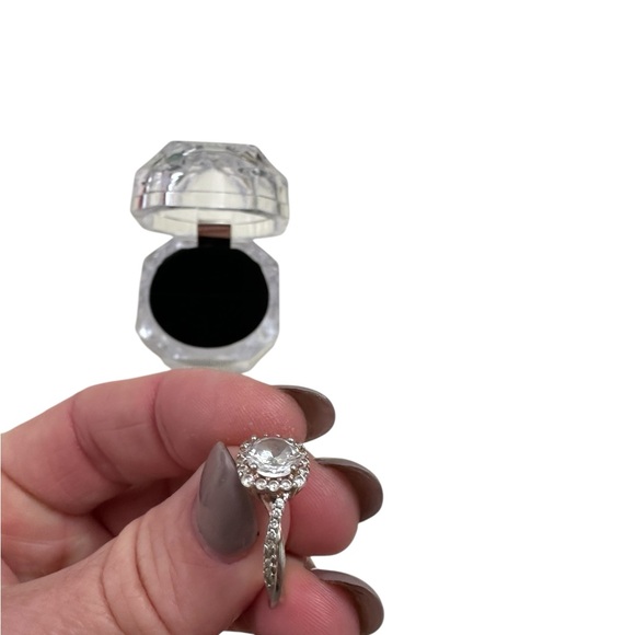 Elegant Cubic Zirconia Ring - Picture 3 of 4